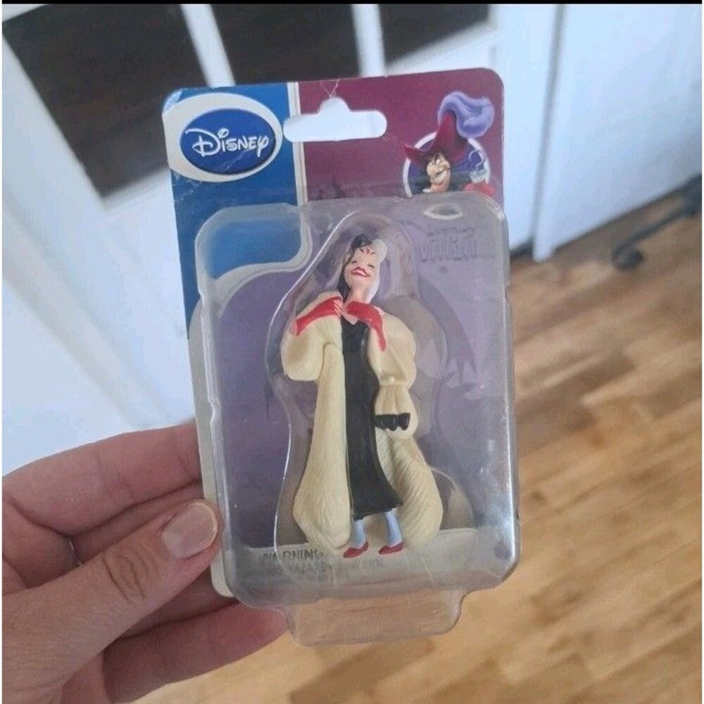 NEW Disney Villains Figurine Cruella De Ville 101 Dalmatians Movie Villain Toy